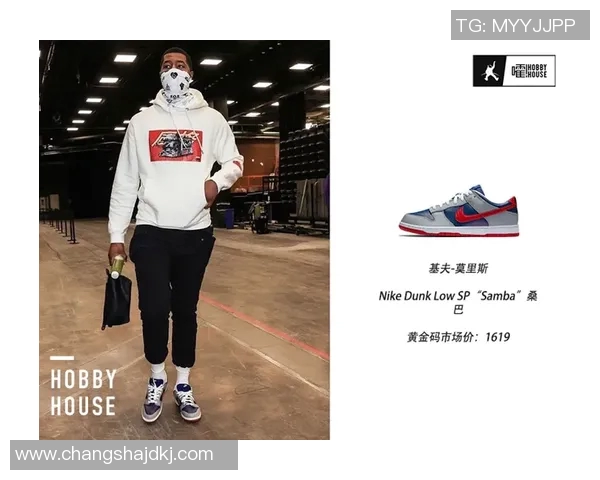 潮流与运动融合男球星卫衣连帽造型展现个性足球风采