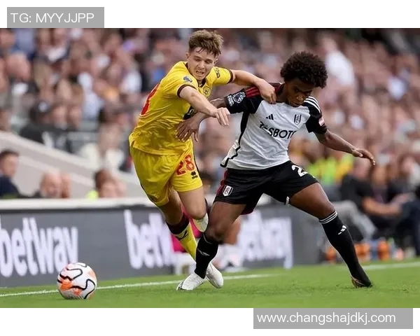 足球巨星场外踢球引发热潮展现不一样的竞技激情与生活风采 足球巨星场外踢球引发热潮展现不一样的竞技激情与生活风采