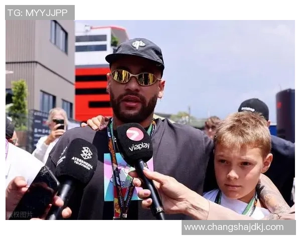 足球明星场外穿搭大揭秘展现球场之外的独特时尚魅力